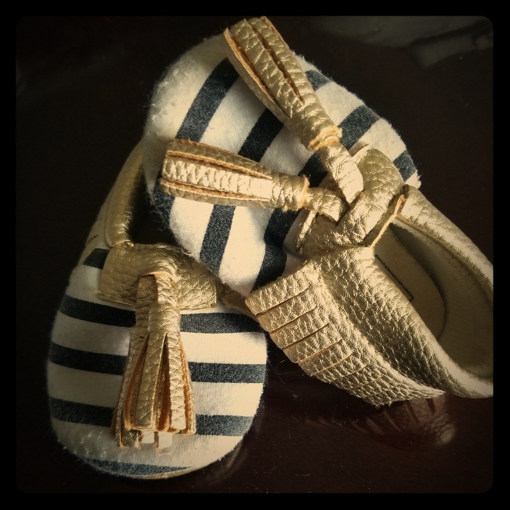 0 to 6 months gold tasseled moccasins soft sole sh